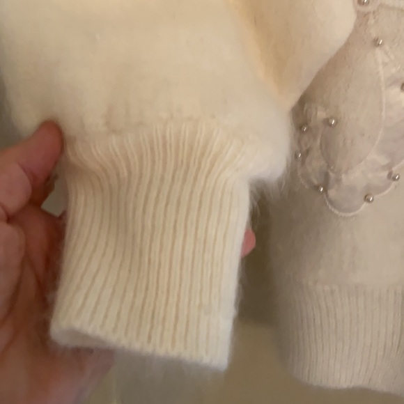 Beautiful 90s Romantic Sweater with ribbon floral appliqué and pearl buttons. - Picture 5 of 7